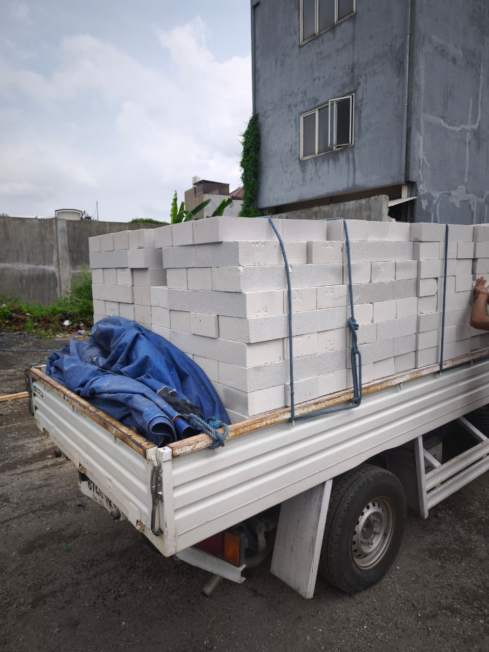 Pengiriman Material ke Lokasi Proyek